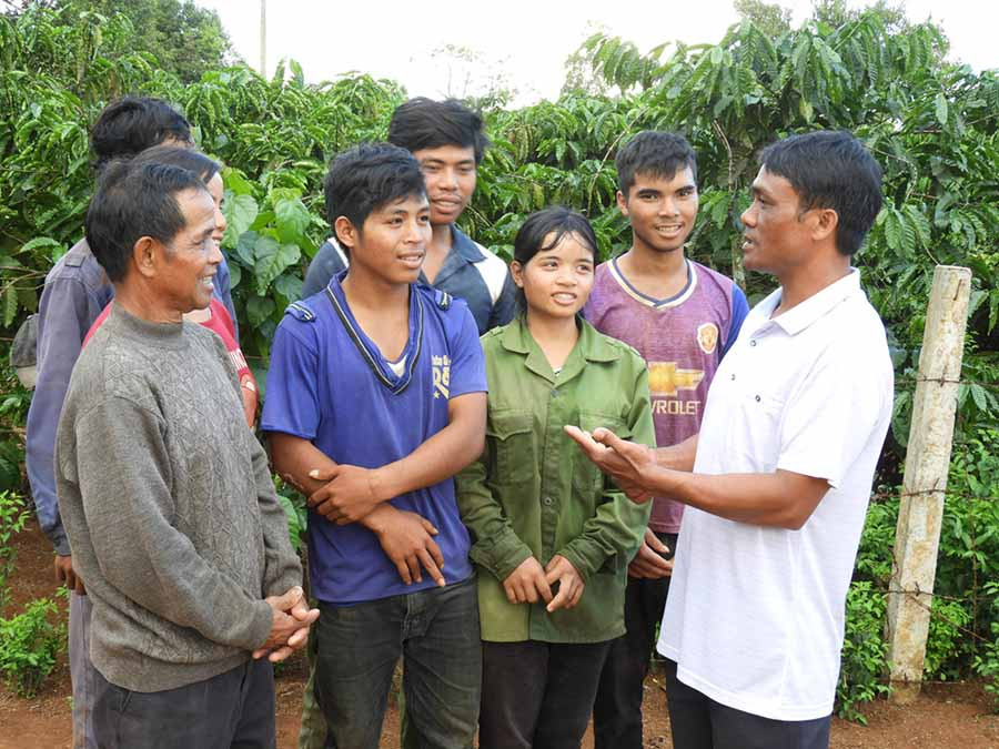  Người dân xã Ia Sao trao đổi kinh nghiệm sản xuất. Ảnh: T.N