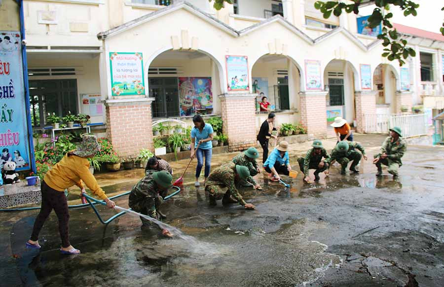 Cán bộ, chiến sĩ Sư đoàn 320 giúp dọn dẹp, vệ sinh Trường Mầm non Thủy Tiên trước năm học mới. Ảnh: Chí Hào
