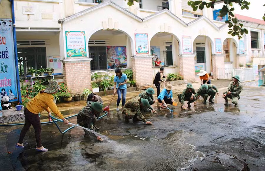 Cán bộ, chiến sĩ Sư đoàn 320 giúp dọn dẹp, vệ sinh Trường Mầm non Thủy Tiên trước năm học mới. Ảnh: Chí Hào