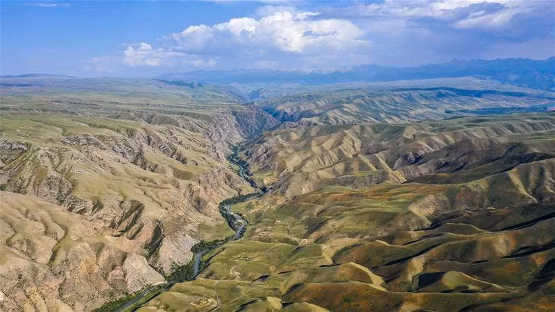  Phong cảnh trùng trùng với con sông giữa thảo nguyên xanh.