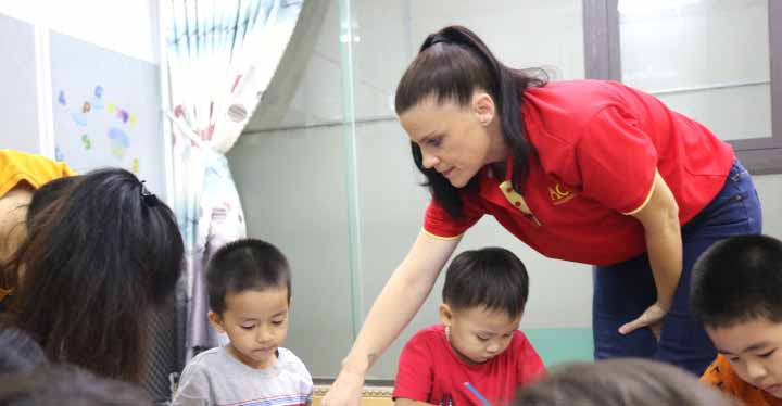 Giáo viên người nước ngoài trực tiếp giảng dạy tiếng Anh cho học viên. Ảnh: Hồng Thủy