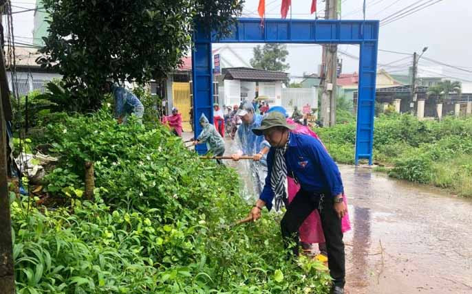 Sau lễ phát động, đoàn viên thanh niên đã phát quang bụi rậm, phun hóa chất diệt muỗi tại tổ dân phố 13. Ảnh: Phan Lài