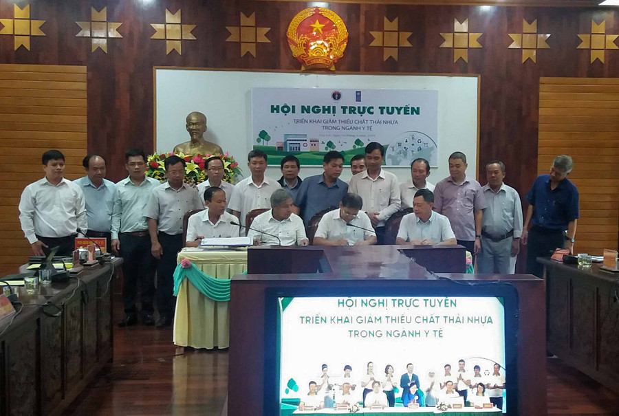 Đại diện các đơn vị y tế tỉnh Gia Lai ký cam kết giảm thiểu rác thải nhựa. Ảnh:Như Nguyện -Đại diện các đơn vị y tế tỉnh Gia Lai ký cam kết giảm thiểu rác thải nhựa. Ảnh:Như Nguyện