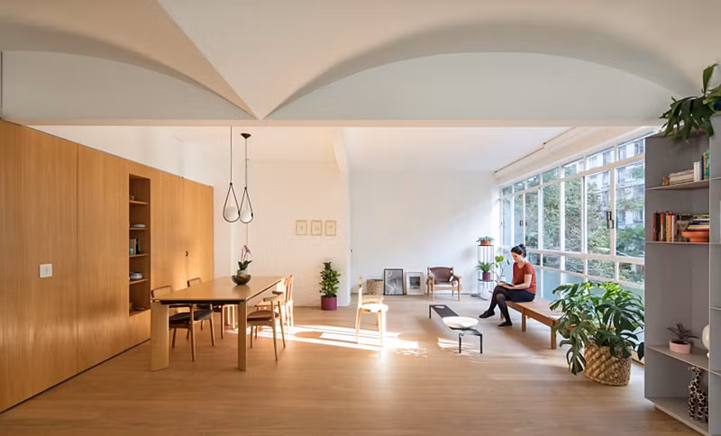 Sàn nhà lát gỗ tạo sự liên tục trong kiến trúc.