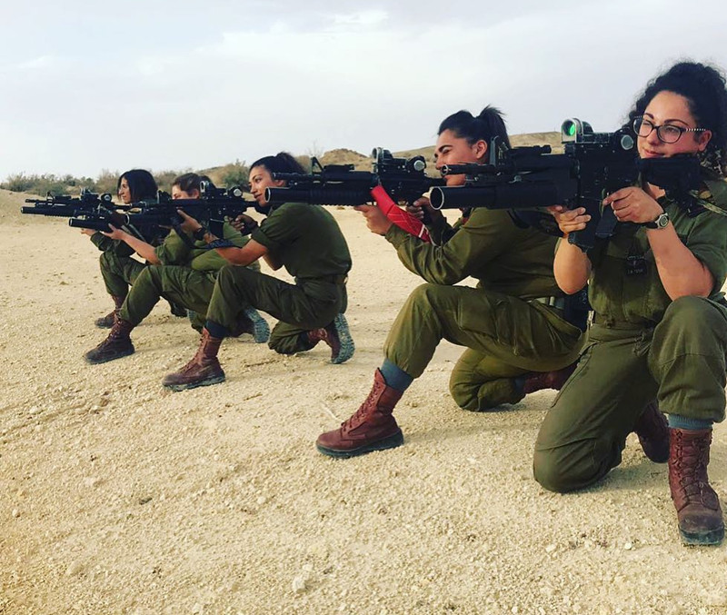 Một trong những bí kíp dẫn tới sự hiệu quả “đáng sợ” của quân đội Israel là việc họ vượt qua định kiến giới và chấp nhận sử dụng số lượng lớn phụ nữ (trái với thực tế ở nhiều nước xung quanh Israel).
