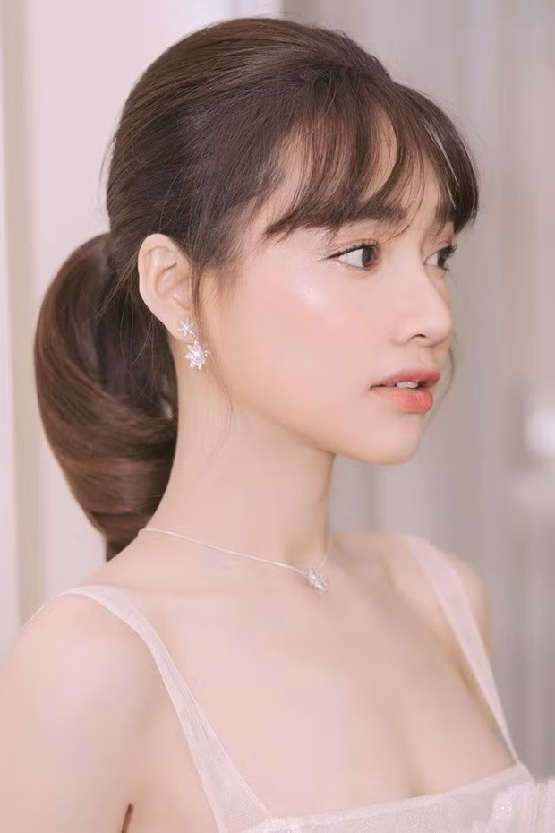 Tham gia một sự kiện mới đây, Nhã Phương diện một chiếc đầm trắng trang nhã, trang điểm nhẹ nhàng và tóc cột tự nhiên. Ảnh: NVCC