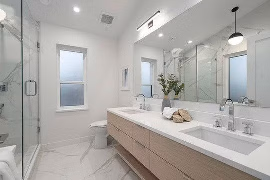 Bài trí phòng tắm hiện đại sang trọng.