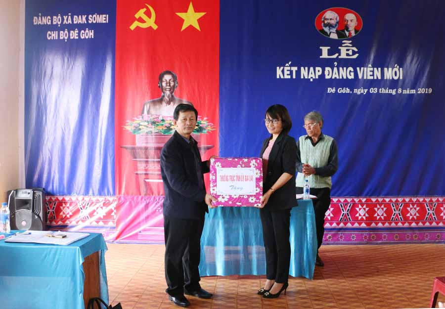  Bí thư Tỉnh ủy Dương Văn Trang tặng quà của Thường trực Tỉnh ủy cho hệ thống chính trị làng Đê Gôh. Ảnh: Q.T