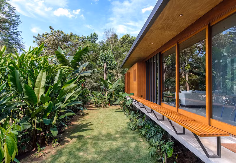  Một chiếc ghế dài để mọi người ngồi tắm nắng hoặc chuyện trò.