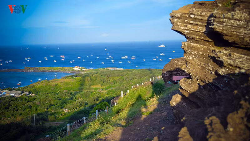  Đến Phú Quý là lúc ta bỏ lại những xô bồ của thị thành để hoà mình với sóng biển gió trời, sống những ngày nhẹ nhàng nhất.