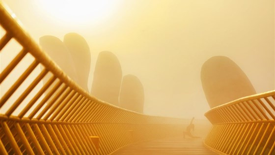 Hoàng hôn xuống, cây cầu nhuộm một màu chiều vàng đỏ lẫn trong mây mờ, bước chân lữ khách ngỡ ngàng như đang lạc giữa chốn bồng lai