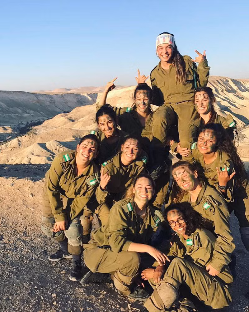 Cả tiểu đội nữ cùng chụp ảnh trên sa mạc.