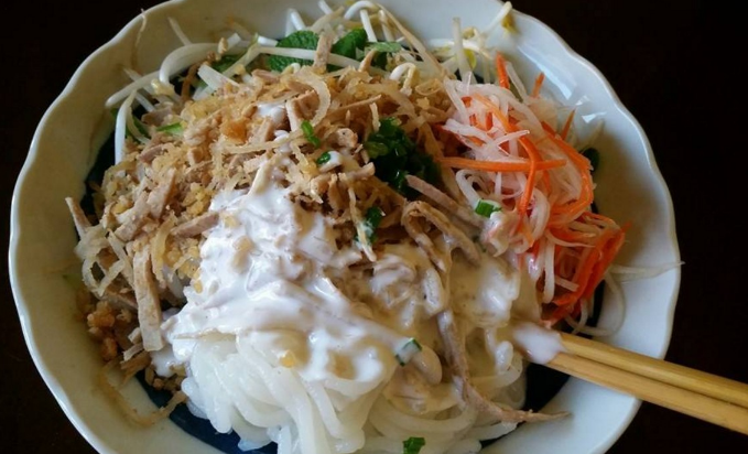 Bánh tằm bì với vị béo của nước cốt dừa hòa quyện với bì giòn, vị ngọt của thịt sẽ hấp dẫn thực khách. Bánh tằm bì với vị béo của nước cốt dừa hòa quyện với bì giòn, vị ngọt của thịt sẽ hấp dẫn thực khách.