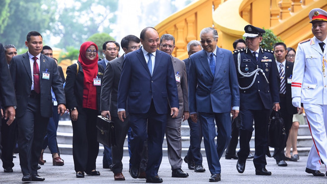Thủ tướng Nguyễn Xuân Phúc đón Thủ tướng Malaysia Mahathir sáng 27.8 - Ảnh Ngọc Thắng