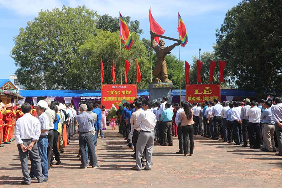 Đông đảo các tầng lớp nhân dân về dự Lễ giỗ Vua Quang Trung-Nguyễn Huệ. Ảnh: Ngọc Minh