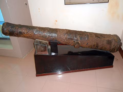 Đại bác thời Tây Sơn tìm thấy ở Đầm Thị Nại - Lưu giữ tại Bảo tàng Quang Trung (Quy Nhơn – Bình Định).