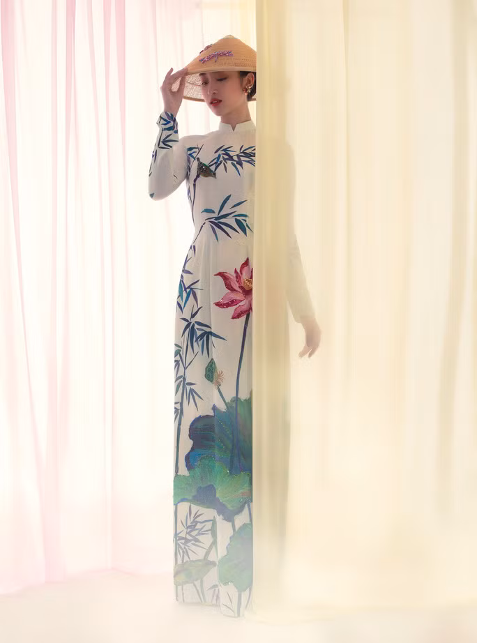 E ấp trong áo dài hoa sen của nhà thiết kế Liên Hương