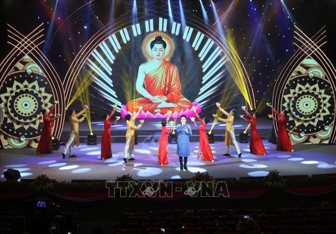 Ca khúc "Phật là ánh từ quang" được biểu diễn trong chương trình. Ảnh: Thanh Tùng/TTXVN  Ca khúc