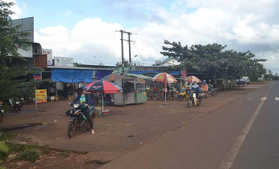  Khu chợ tại xã Ia Băng của anh em ông Thơ thu hút nhiều người dân đến mua bán. Ảnh: H.C