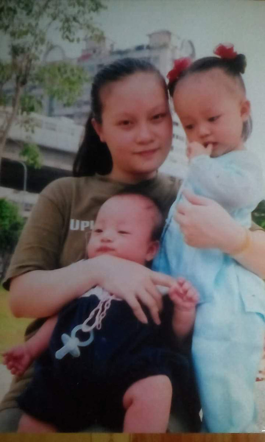 Thanh gửi hình mình và hai con về cho mẹ trước khi mất tích bí ẩn. Ảnh: NVCC. Thanh gửi hình mình và hai con về cho mẹ trước khi mất tích bí ẩn. Ảnh: NVCC.