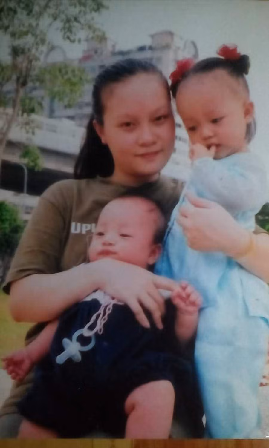  Thanh gửi hình mình và hai con về cho mẹ trước khi mất tích bí ẩn. Ảnh: NVCC.