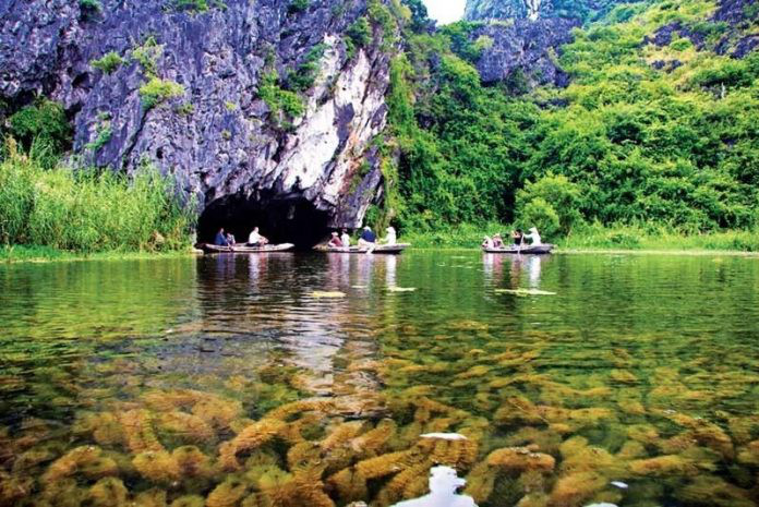 Xuôi theo chiếc thuyền lá nhỏ, quanh bạn là khu đầm lầy mênh mông nước và những khối núi đá vôi mang hình dáng đúng với tên gọi như núi Mèo Cào, núi Mâm Xôi, núi Cô Tiên… Xuôi theo chiếc thuyền lá nhỏ, quanh bạn là khu đầm lầy mênh mông nước và những khối núi đá vôi mang hình dáng đúng với tên gọi như núi Mèo Cào, núi Mâm Xôi, núi Cô Tiên…