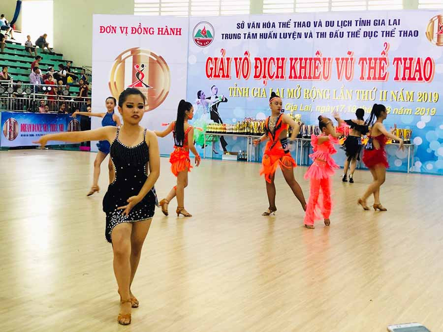 Các vận động viên lứa tuổi thiếu niên thi đấu điệu nhảy chachacha. Ảnh: T.B Các vận động viên lứa tuổi thiếu niên thi đấu điệu nhảy chachacha. Ảnh: T.B