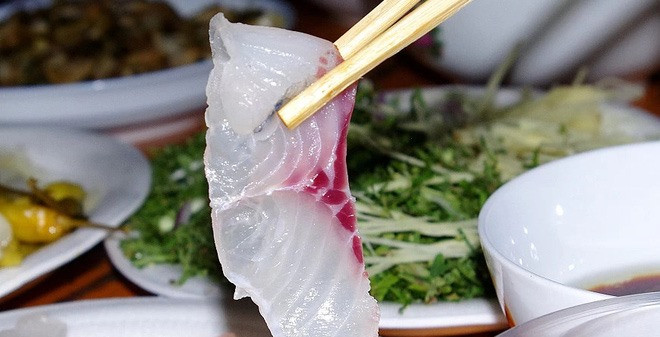 Ăn gỏi cá sống có thể gây sán lá gan. Ảnh: Foody.vn. Ăn gỏi cá sống có thể gây sán lá gan. Ảnh: Foody.vn.