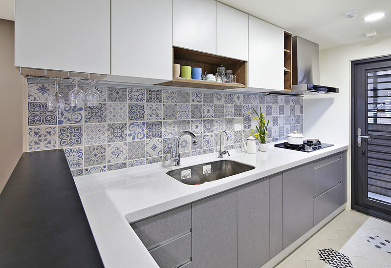 Tường ốp bằng gạch hoa tiếp tục được nhìn thấy trong nhà bếp. Tường ốp bằng gạch hoa tiếp tục được nhìn thấy trong nhà bếp.