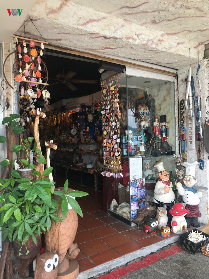 Người bán hàng ở đây rất nhiệt tình và "high-tech". Họ thành thạo việc sử dụng phần mềm phiên dịch trên điện thoại thông minh để trao đổi với bất kì du khách nào. Có một điểm chung ở họ là luôn giới thiệu các món đồ "made in Taiwan" một cách rất tự hào. Người bán hàng ở đây rất nhiệt tình và