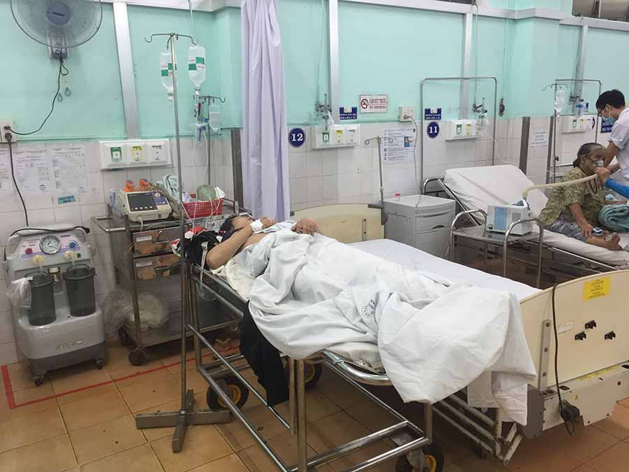 Nạn nhân Dương Trần Thảo Nhi bị gãy chân, hiện đang được cấp cứu tại bệnh viện. Ảnh: L.V.N 