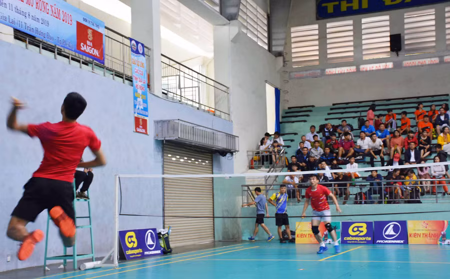 Trận thi đấu đơn nam giữa 2 vận động viên Nguyễn Ngọc Diệu (Công an tỉnh Gia Lai) và Lê Bá Lâm (TP. Pleiku). Ảnh: Hà Phương