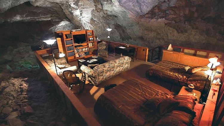 Grand Canyon Caverns Suite nổi tiếng là một trong những khách sạn lớn nhất, sâu nhất và tối nhất thế giới, nằm cách mặt đất khoảng 220m. (Ảnh: Ustoday) Grand Canyon Caverns Suite nổi tiếng là một trong những khách sạn lớn nhất, sâu nhất và tối nhất thế giới, nằm cách mặt đất khoảng 220m. (Ảnh: Ustoday)