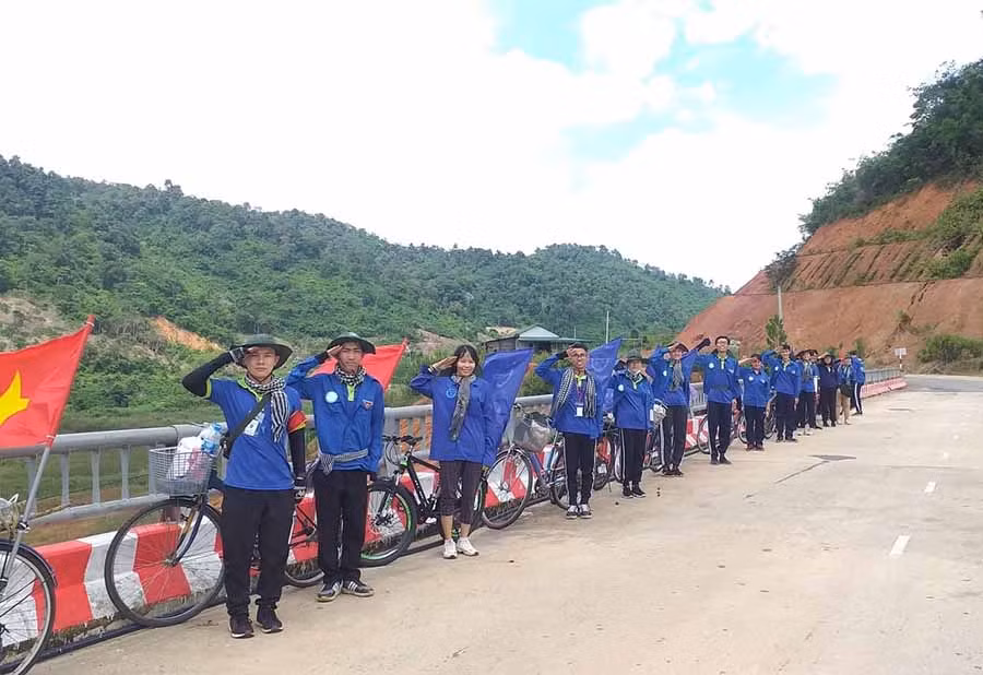  Nhóm “Tương lai xanh” thực hiện chuyến hành trình đạp xe xuyên Tây Nguyên. Ảnh: N.G