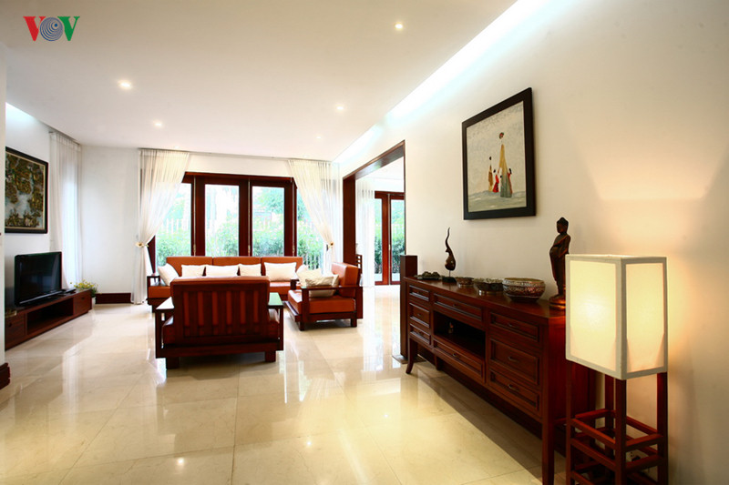  Không gian nội thất khoáng đạt và đơn giản, kết hợp hài hoà giữa phong cách hiện đại với những nét cổ điển. Những mảng trắng đơn giản của tường, trần đối lập với màu nâu sẫm của gỗ từ những ô cửa và đồ nội thất tạo thành những điểm nhấn duyên dáng nhưng không nặng nề, gợi một nét cổ điển Á Đông trong không gian.