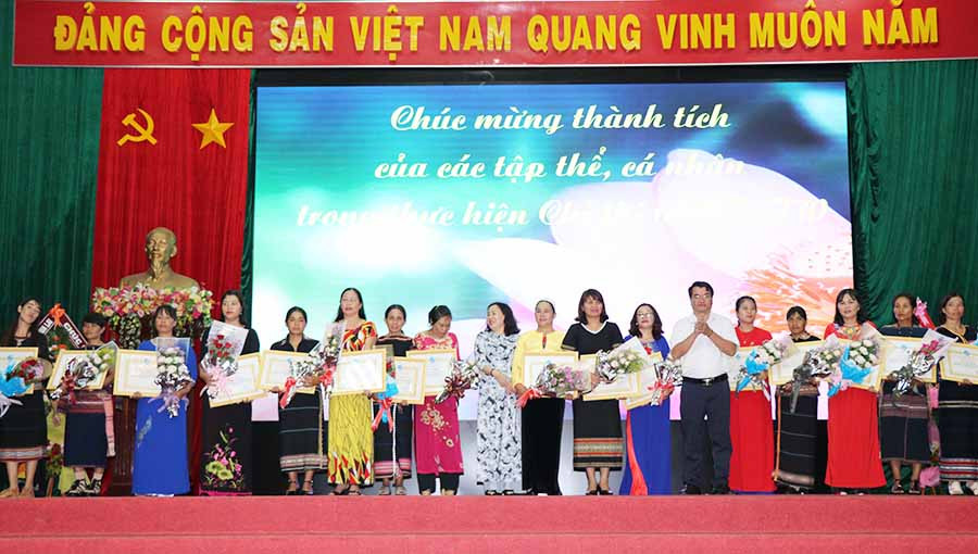  Tuyên dương các cá nhân, tập thể điển hình trong học tập và làm theo lời Bác. Ảnh: N.B