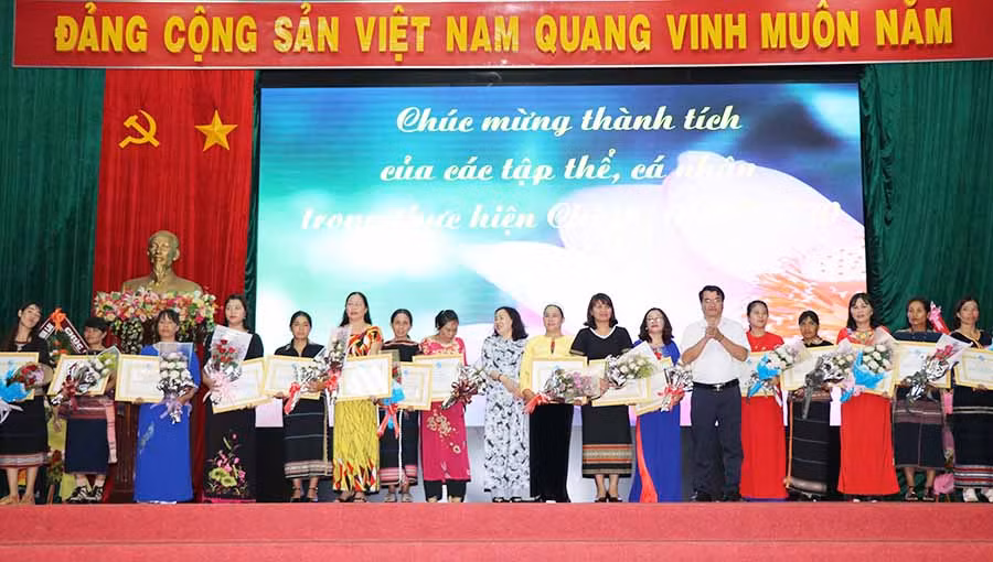  Tuyên dương các cá nhân, tập thể điển hình trong học tập và làm theo lời Bác. Ảnh: N.B