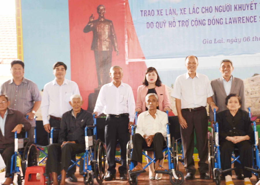 Quang cảnh buổi trao xe lăn, xe lắc cho người khuyết tật. Ảnh: Hà Phương