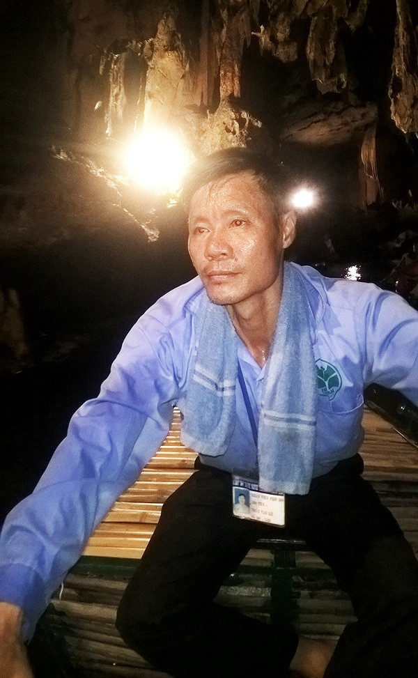  Người lái đò địa phương mỗi tháng chở hàng trăm lượt khách cho biết: 