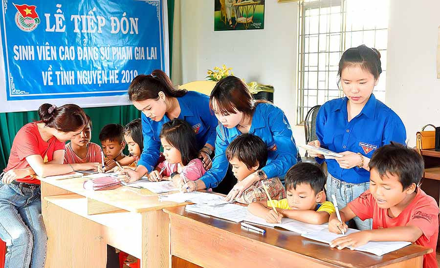  Sinh viên Trường Cao đẳng Sư phạm Gia Lai tình nguyện hè tại xã Ia Kênh (TP. Pleiku). Ảnh: ĐỨC THỤY