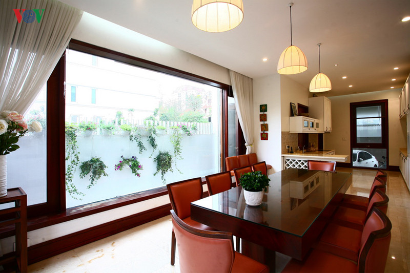  Góc nhìn phòng ăn liên thông với bếp