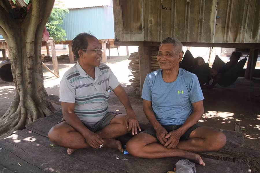  Ông Đinh Chưp (phải) tự hào kể lại câu chuyện thời kháng chiến. Ảnh: V.N