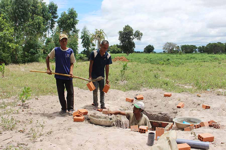 Anh Rơ Ô H'Jon (giữa) vui mừng khi gia đình sắp có nhà vệ sinh đạt chuẩn. Ảnh: T.B Anh Rơ Ô H'Jon (giữa) vui mừng khi gia đình sắp có nhà vệ sinh đạt chuẩn. Ảnh: T.B
