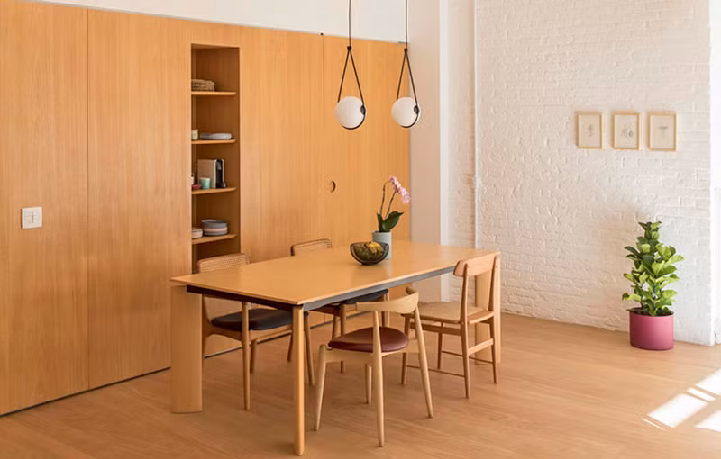 Nhờ chiếc tủ lưu trữ mà phòng ăn và nhà bếp đều trở nên rộng rãi.