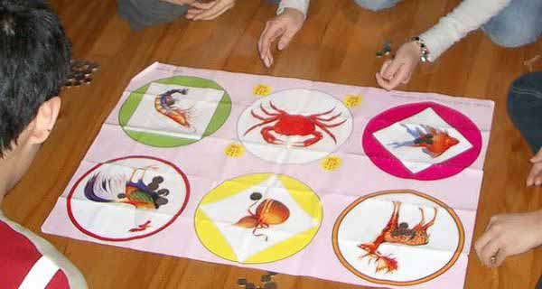 Các đối tượng đã chơi xóc bầu cua ăn tiền. Ảnh minh họa