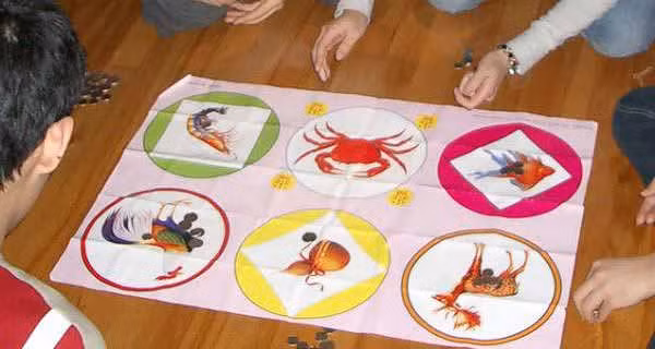 Các đối tượng đã chơi xóc bầu cua ăn tiền. Ảnh minh họa