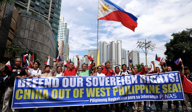 Tổng thống Philippines đang phải chịu nhiều sức ép từ trong nước về lập trường của ông với Bắc Kinh trong những đụng chạm gần đây giữa hai nước trên Biển Đông. Ảnh: Reuters.  Tổng thống Philippines đang phải chịu nhiều sức ép từ trong nước về lập trường của ông với Bắc Kinh trong những đụng chạm gần đây giữa hai nước trên Biển Đông. Ảnh: Reuters.