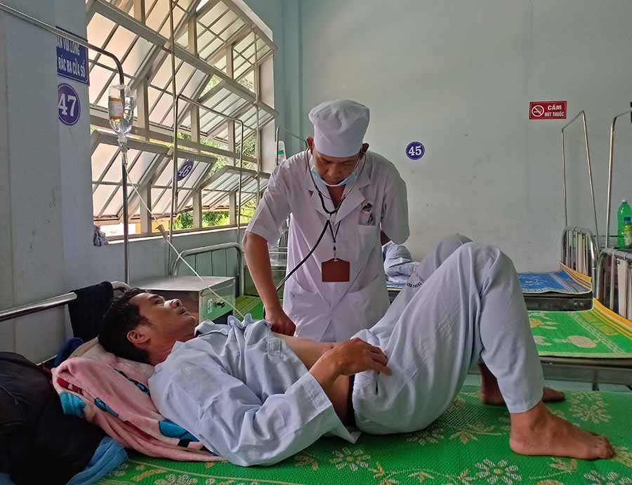  Bệnh nhân điều trị sốt xuất huyết tại Trung tâm y tế huyện Ia Pa. Ảnh: N.L