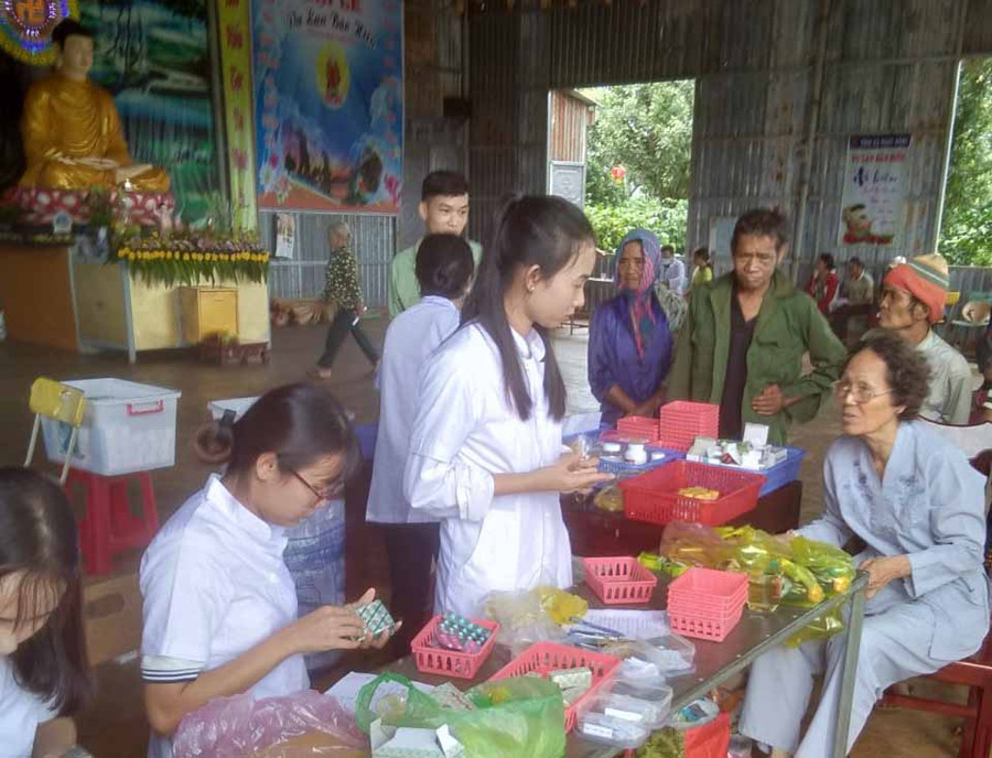 Chuẩn bị cơ số thuốc. Ảnh: Hồng Ngọc