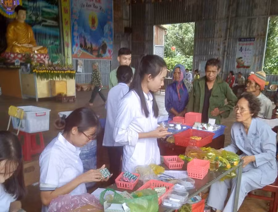 Chuẩn bị cơ số thuốc. Ảnh: Hồng Ngọc